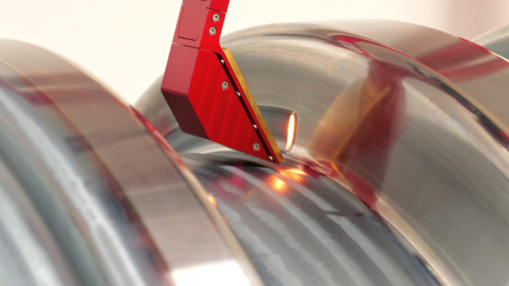 Laser hardening of a roller with mirror system