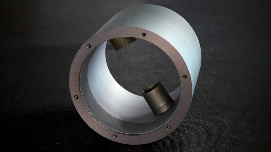 Additive manufacturing of two flanges on the internal surface