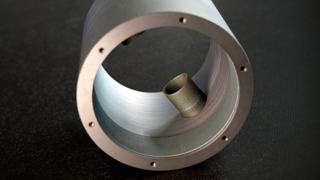 Additive manufacturing of two flanges on the internal surface